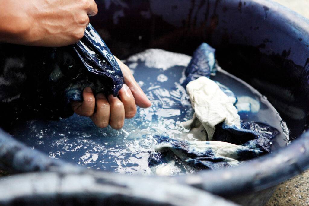 Process dye fabric indigo color. How to dye patio cushion covers: Step by step